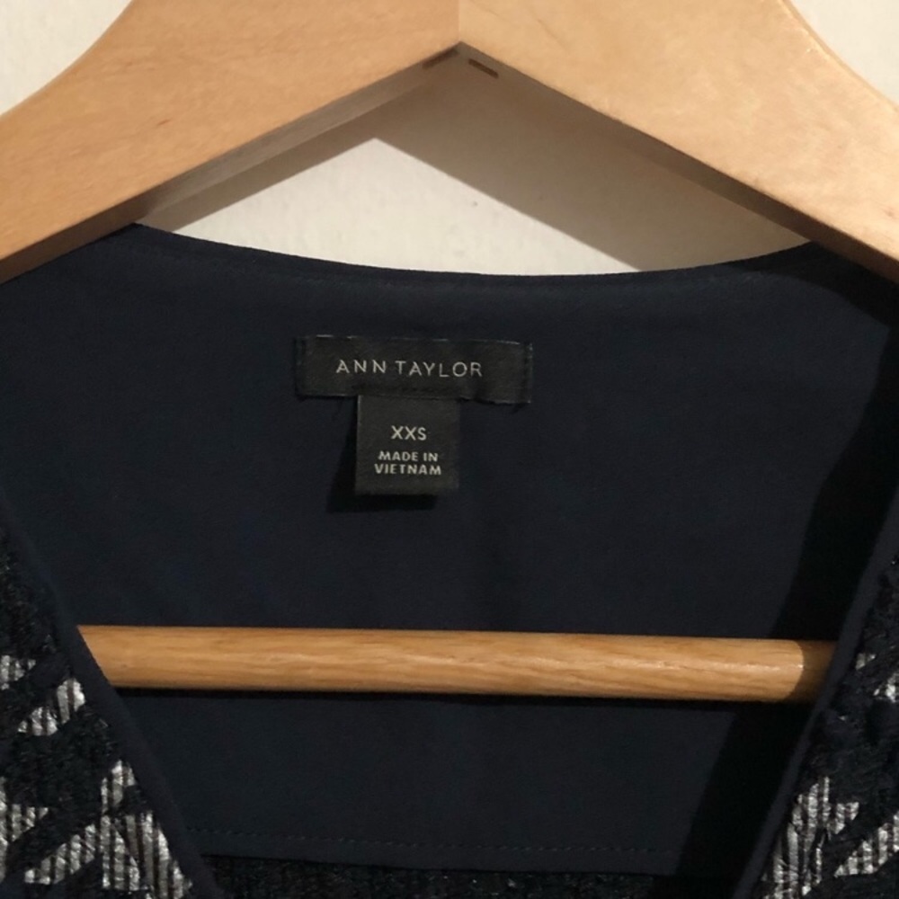 Like-🆕: Ann Taylor | Houndstooth🔹Shimmery V-Neck - Picture 5 of 9
